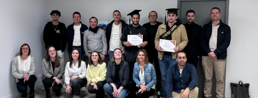 Photo d’équipe du Groupe Coué TRM lors du petit-déjeuner des alternants, avec remise de diplômes et ambiance conviviale.