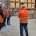 Visite d’un entrepôt logistique sous douane du Groupe Coué avec un collaborateur présentant les zones de stockage à un groupe équipé de gilets haute visibilité