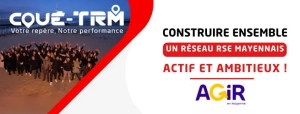Équipe Coué-TRM réunie sur une plage, illustrant un réseau RSE mayennais actif et ambitieux avec le logo AGiR.