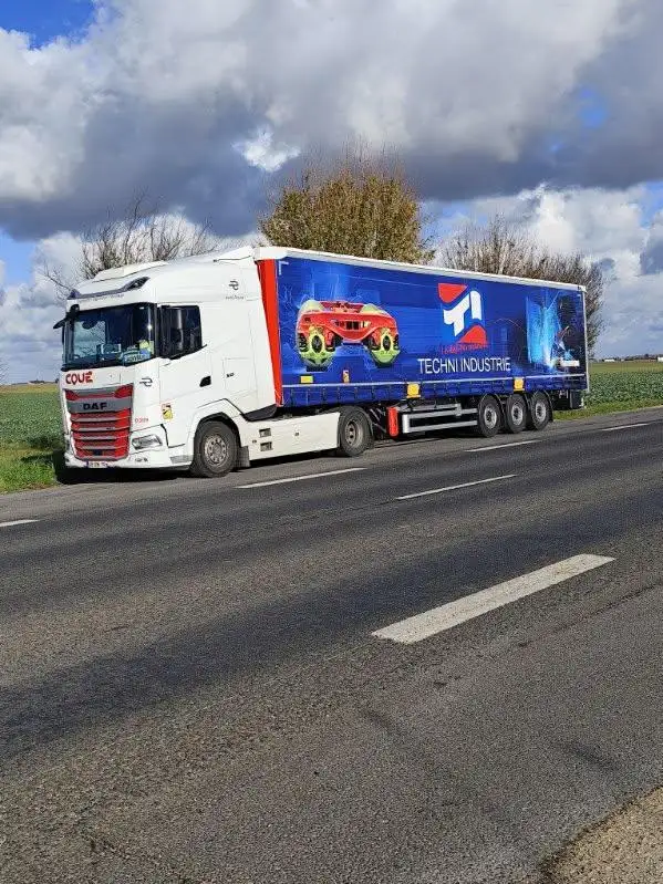 Semi-remorque Groupe Coué TRM aux couleurs de TECHNI INDUSTRIE