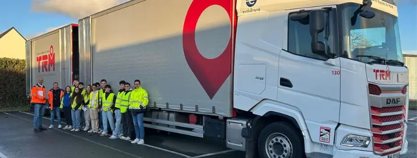 Groupe d’étudiants en transport logistique rassemblés devant un camion TRM lors d’une visite pédagogique en Mayenne