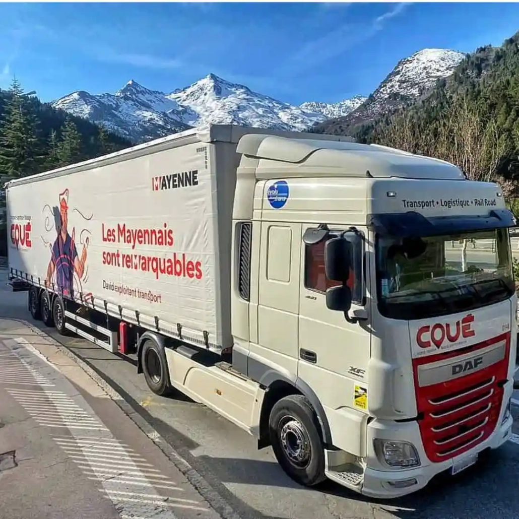 Camion DAF Transports Coué sur route alpine, expertise en transport routier et solutions logistiques Groupe Coué TRM