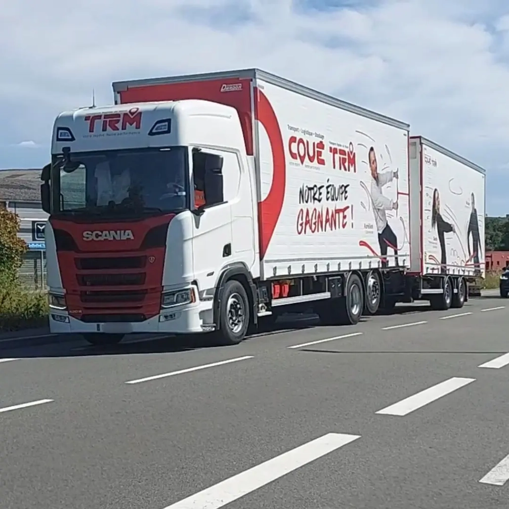 Camion remorque TRM sur route, transport routier grand volume et logistique du Groupe Coué TRM