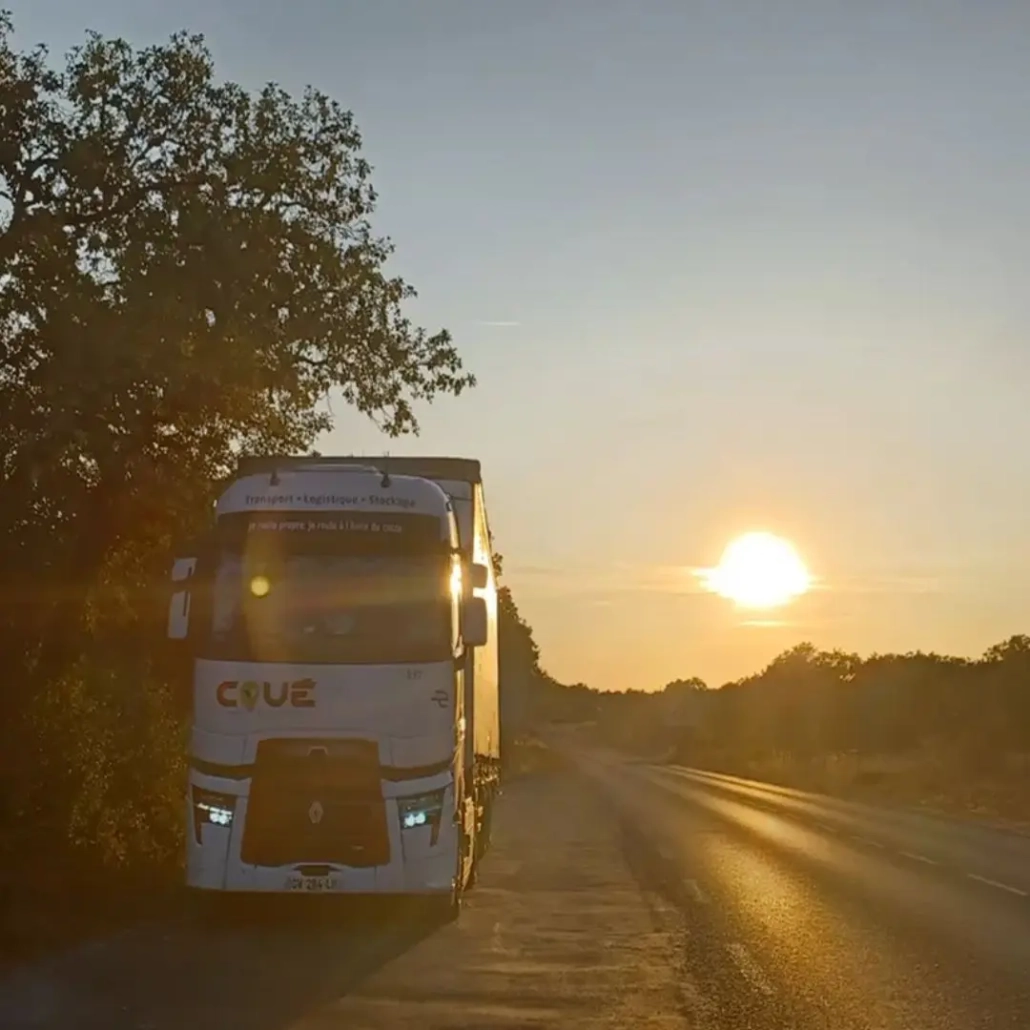 Camion des Transports Coué en arrêt sur axe routier, expertise en transport routier et solutions logistiques Groupe Coué TRM