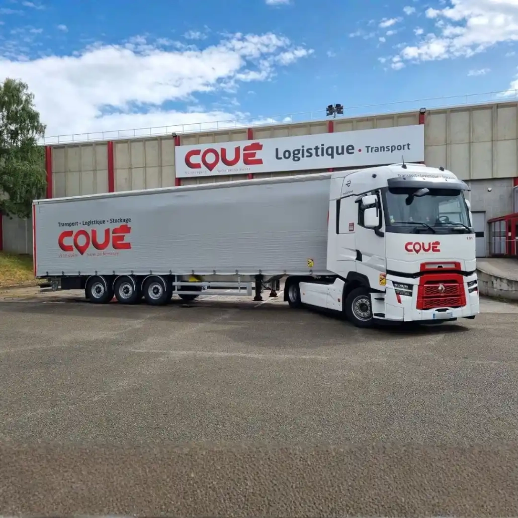 Camion semi-remorque Transports Coué messagerie palettes stationné devant l’entrepôt Coué Logistique, activité de transport routier et logistique du Groupe Coué TRM