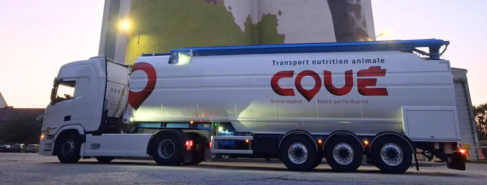 Camion citerne Transports Coué dédié au transport de vrac en nutrition animale, stationné sur site industriel, logistique spécialisée