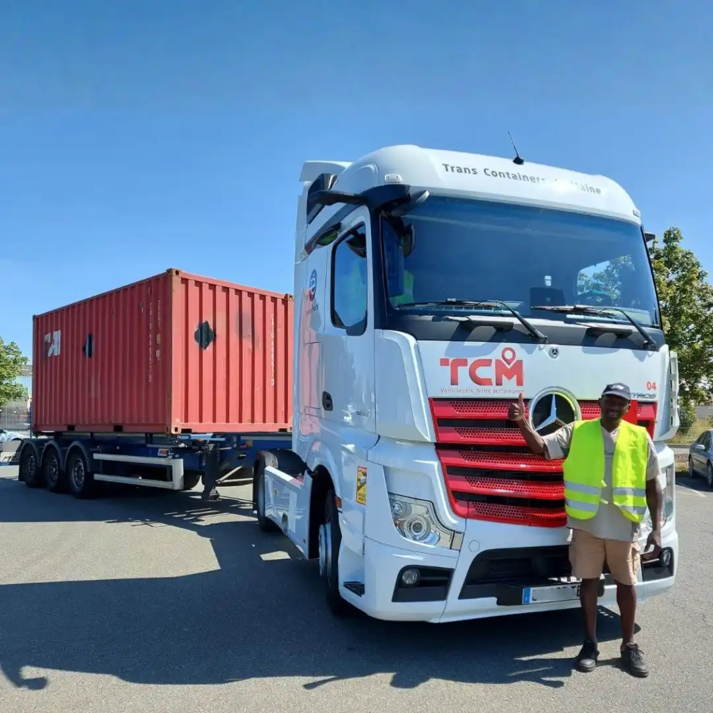 Poids lourd TCM du Groupe Coué TRM avec conteneur maritime et conducteur, illustration du transport routier de conteneurs