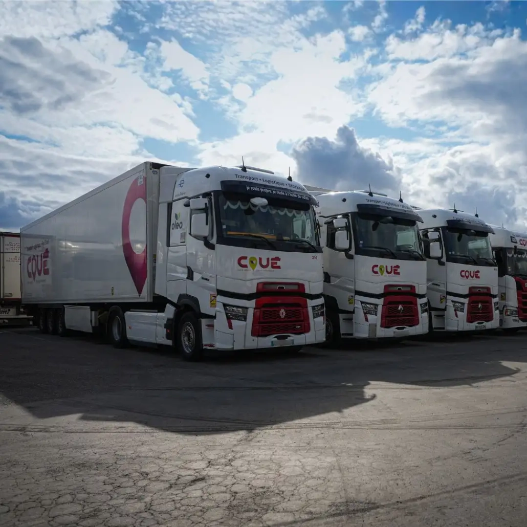 Flotte de poids lourds frigorifiques du Groupe Coué TRM stationnée, expertise en transport routier sous température dirigée