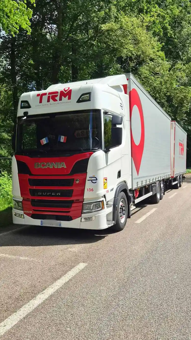 groupe-coue-trm-camion-remorque-scania-web Ensemble camion remorque Scania aux couleurs du Groupe Coué TRM circulant en forêt pour activité de transport routier grand volume