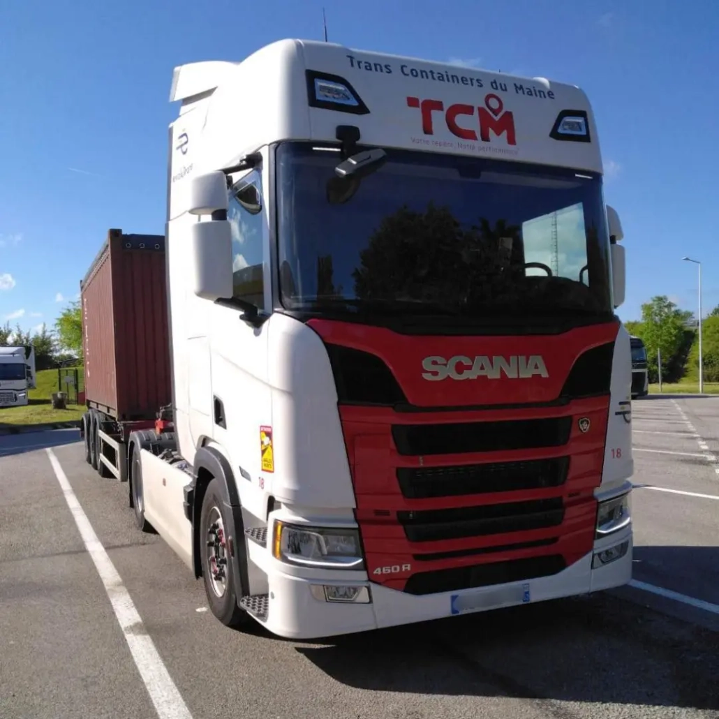 groupe-coue-trm-camion-porte-container-scania-web-v2 Camion porte-conteneur Scania TCM du Groupe Coué TRM pour transport routier de containers