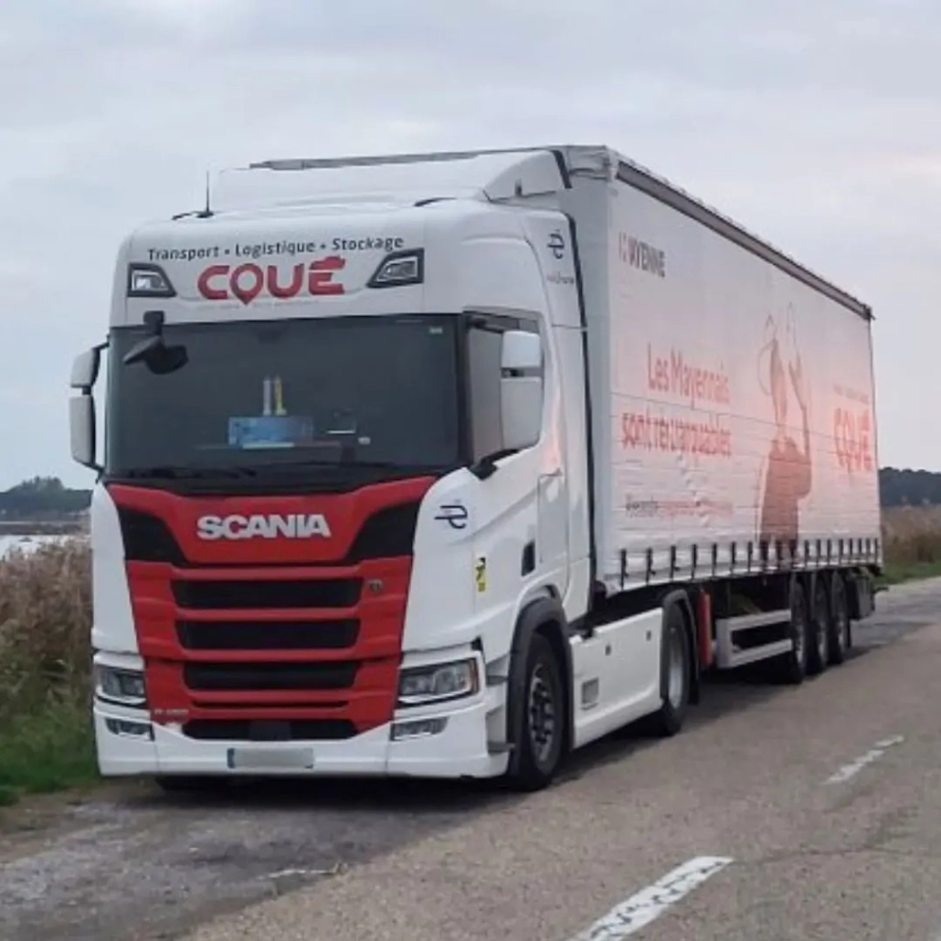 groupe-coue-trm-camion-scania-bache-les-mayennais-sont-remarquables-web-v2 Camion Scania semi-remorque bâche Transports Coué Les Mayennais sont Remarquables sur la route