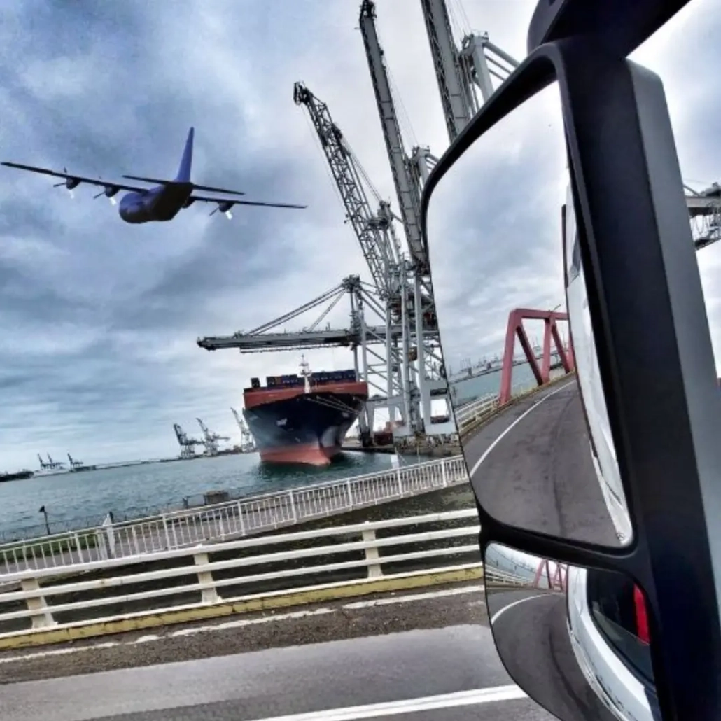 groupe-coue-trm-sotecan-import-export-martime-aerien-route Transport international de marchandises combinant fret maritime, aérien et routier dans une zone portuaire industrielle