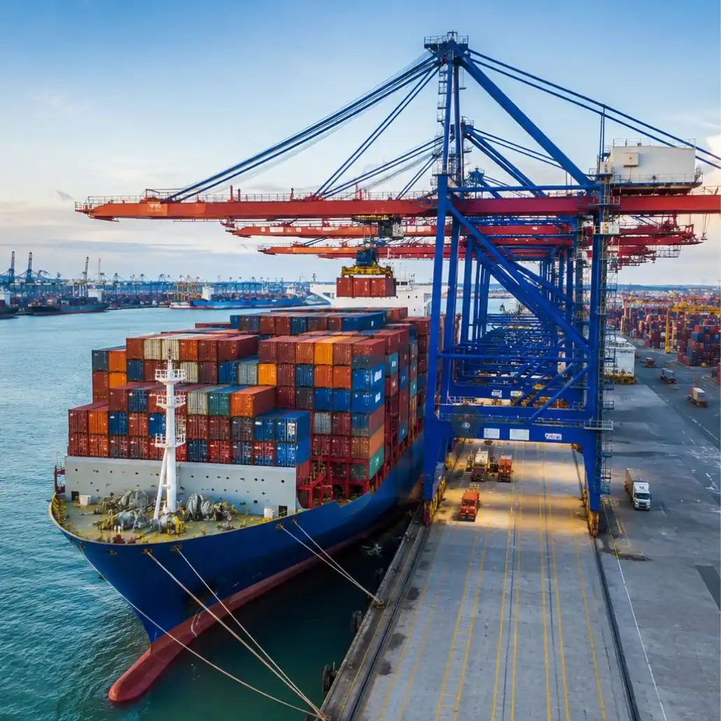 Transport maritime de conteneurs FCL dans un terminal portuaire avec porte-conteneurs en opération de chargement