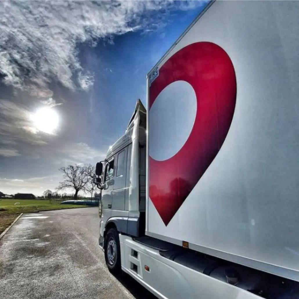 transports-coue-ensemble-remorque-frigo Camion poids lourd de transport de marchandises et logistique sous ciel ensoleillé avec remorque frigorifique moderne